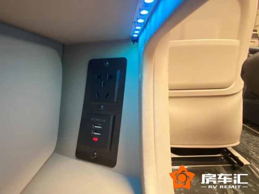 奔驰V-class全隔断MPV商务车，为什么备受老板明星们的喜欢？20.jpg