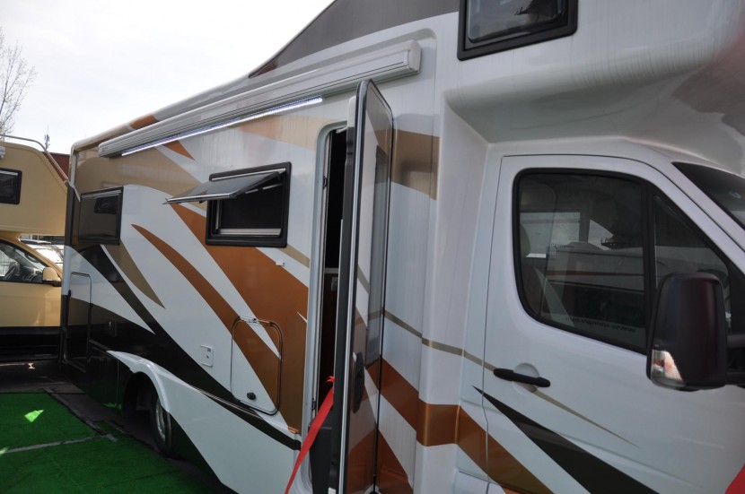 直降50万!独家团购108万即可抢购158万春田奔驰斯宾特524顶配房车 DSC_0314