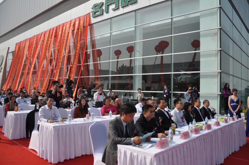 第五届中国国际房车露营大会（郑州站）暨郑州名门房车汇旗舰店开业庆典盛大揭幕 来自行业内的相关领导、厂商代表以及车友代表在前排就坐