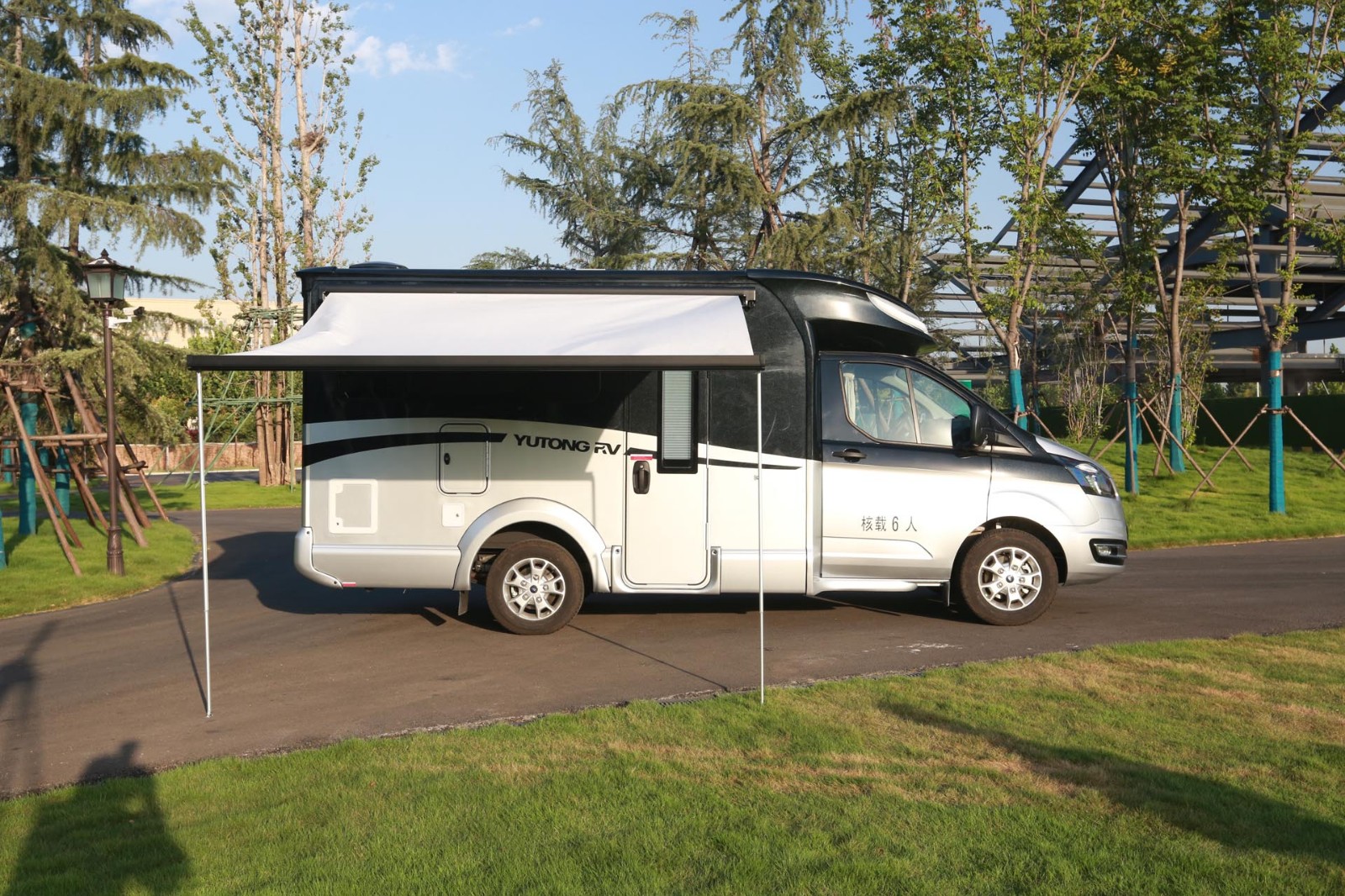 福特新全顺 c520 尊行版 小额头车身外观图片欣赏-房车旅游网