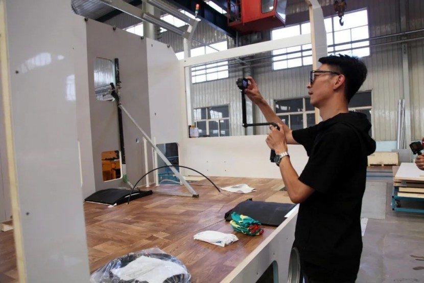 亚特房车八年|来自辽宁朝阳群众的两面锦旗