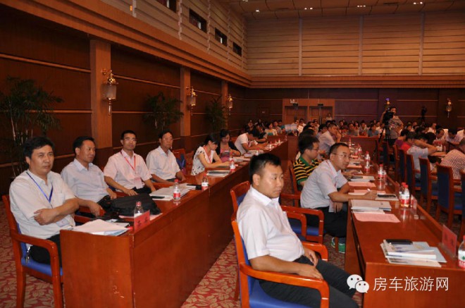 中汽协叶盛基秘书长出席2014中国（鹤壁）电子信息汽车电子电器产业发展合作交流会