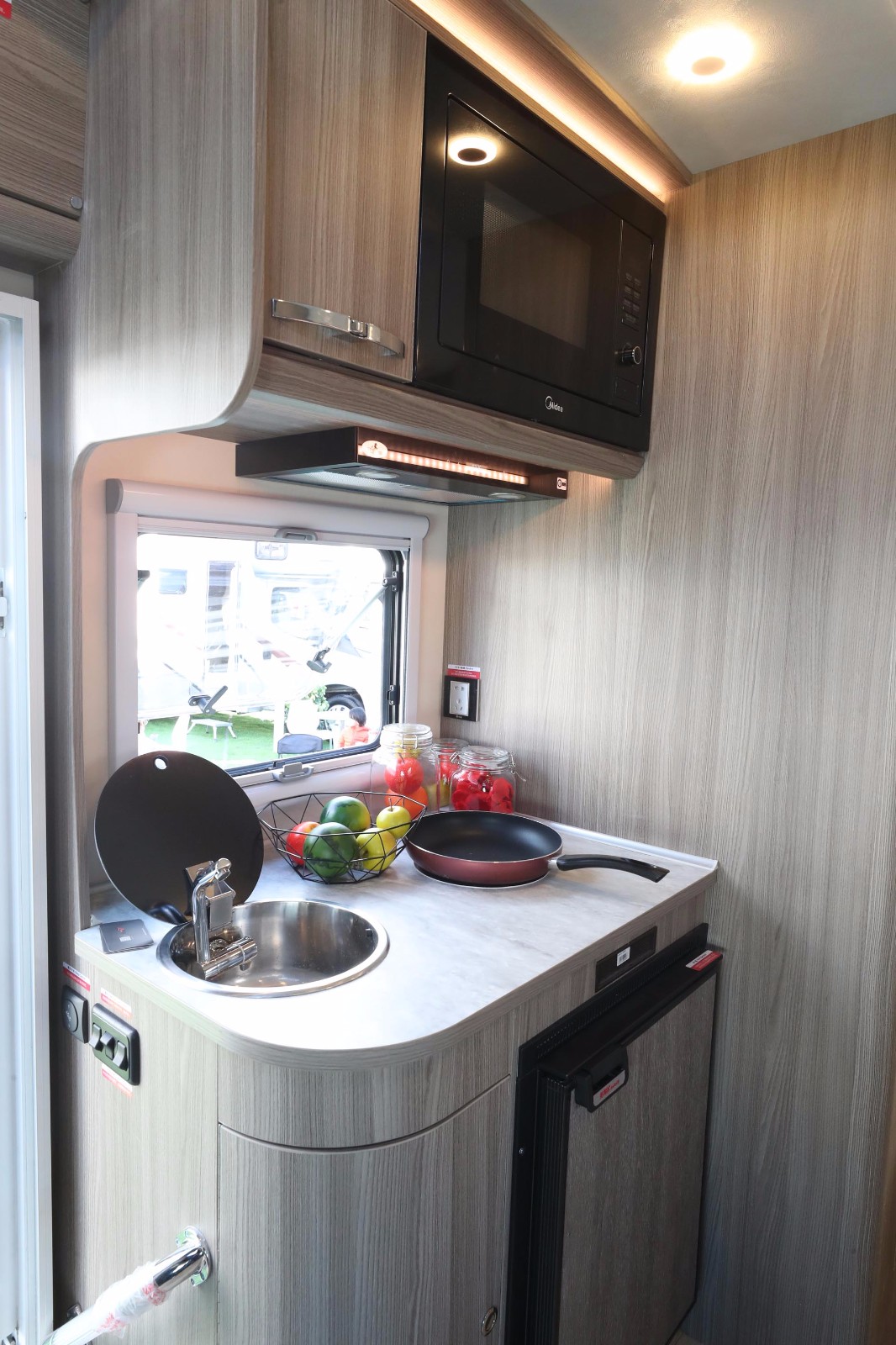 2019款依维柯c型v610-单拓展厨房图片欣赏-房车旅游网