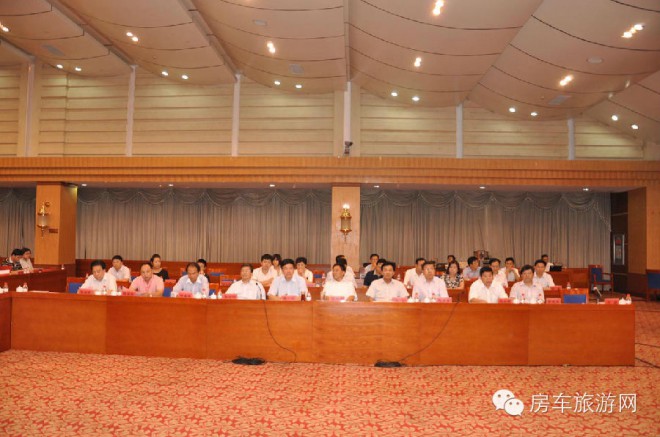 中汽协叶盛基秘书长出席2014中国（鹤壁）电子信息汽车电子电器产业发展合作交流会