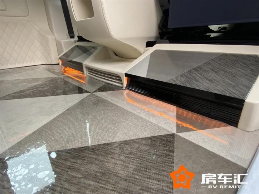 40多万包牌价！奔驰商务航空头等舱，超舒适享受，现车特价！15.jpg