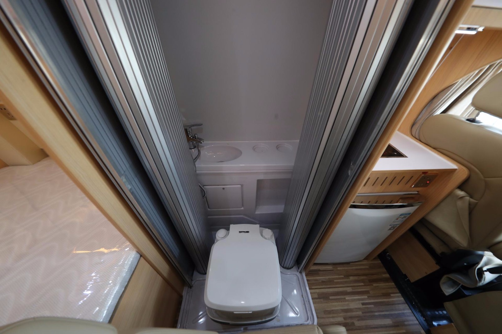 【原始大图】骏驰 大通v80 短轴中顶b型卫生间图片欣赏-房车旅游网