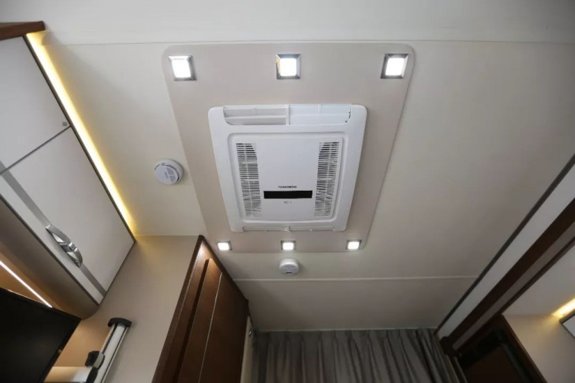 宇通房车进口依维柯ZK5045XLJ2大顶换型