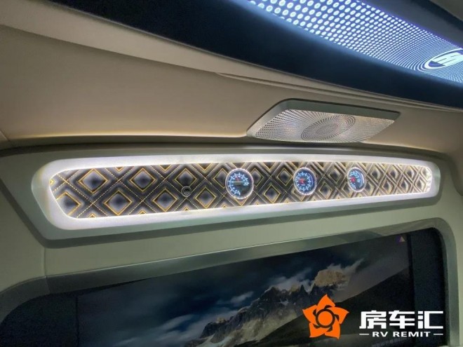 奔驰V-class全隔断MPV商务车,为什么备受老板明星们的喜欢?5.jpg