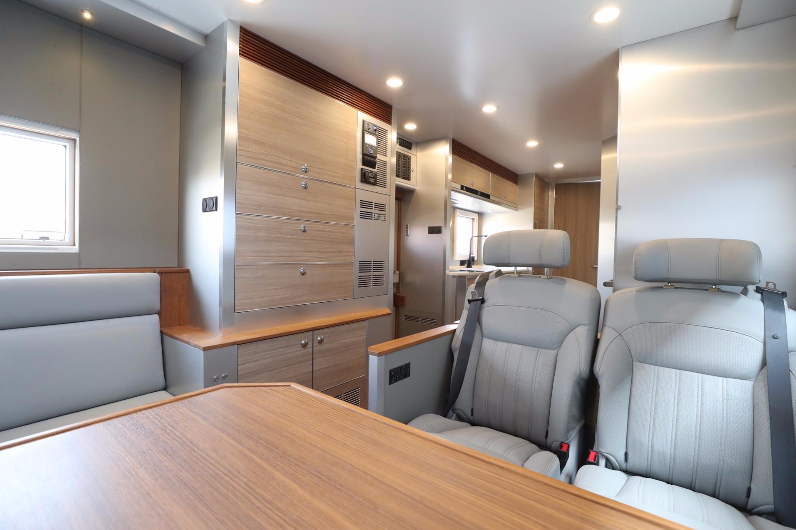 德野诺马迪森 8×8领航者m越野房车 man灰色吊柜