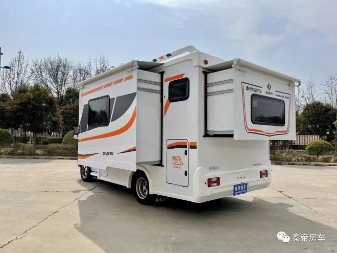 9月2日郑州房车展——秦帝铜爵系列QC25C型房车，彰显无限活力，神秘感十足!c9c1598ac9266790e2f8a88a11c2f6f3