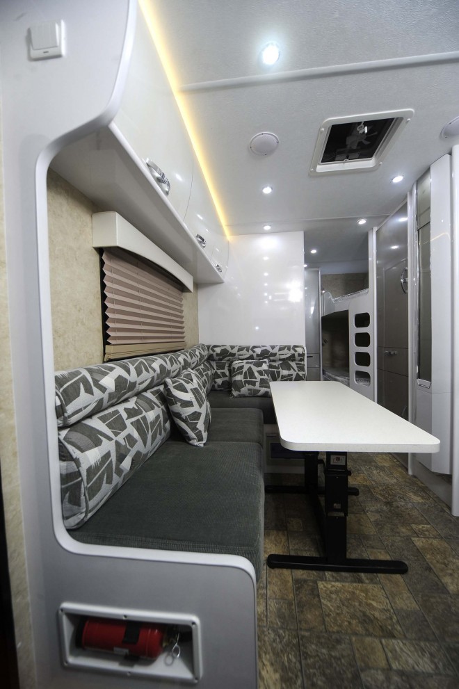 戴德隆翠C19拖挂式营地房车 17万元 _DSC8563