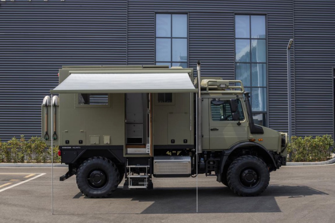 德野诺马迪森 奔驰乌尼莫克u4023撼路者4×4越野房车车身外观