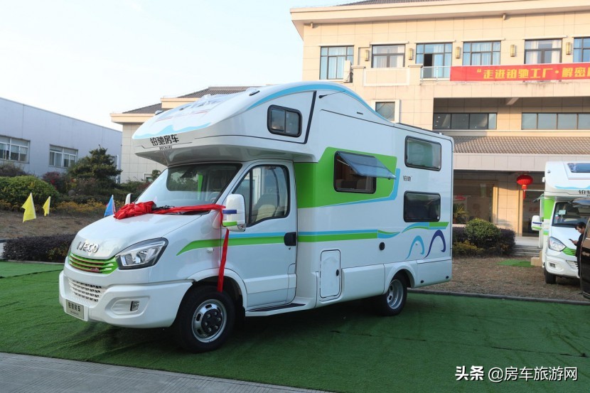 年终大促来袭!铂驰房车“大放价”!疯狂让利中,快来抢购吧~铂驰房车旅行家尊享版C型大额头无拓纵置上下床款