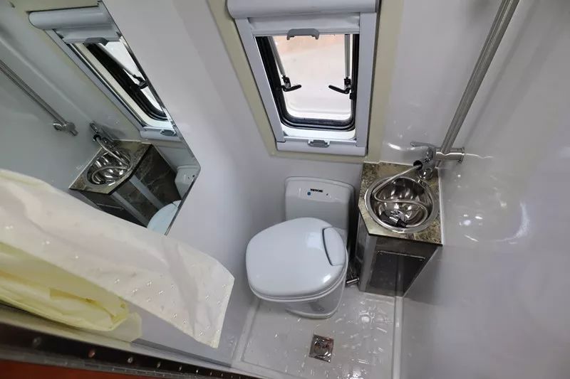 卫航大通V80长轴高顶房车--横置床(洗衣机款)35.8万元