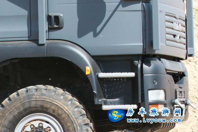 阿莫迪罗·远征者TGS6x6VL1升降顶8,000,000元起