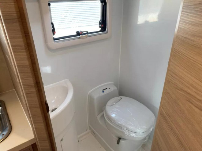 华居依维柯欧盛8AT自动挡双拓展房车70b4f88af86d417786556ffd33ac469d