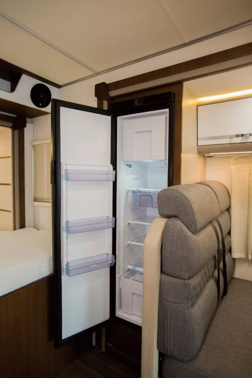 宇通房车进口依维柯ZK5045XLJ2大顶换型