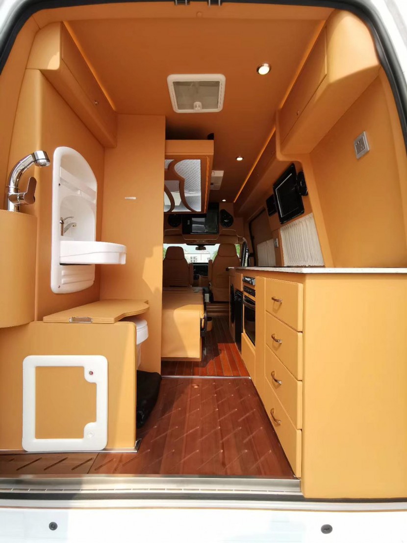 6.5洛阳房车展福客特房车携网红黑骑士、逸途、至尊系列商务B型华丽亮相84f2833d55bf456ca496e631867bbbcb