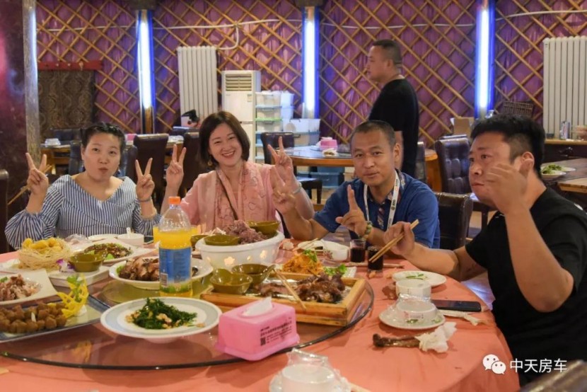 蒙古包内、激情音乐、互动游戏、达人分享…中天房车车友们欢聚一堂欢迎您回家！239c548fdb024c3088d30259a203a405