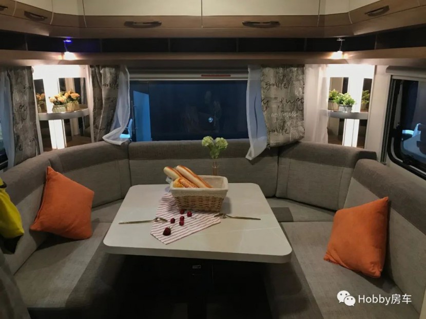 Hobby房车|豪华版455UF，一款自带“氛围感”的拖挂房车！图片
