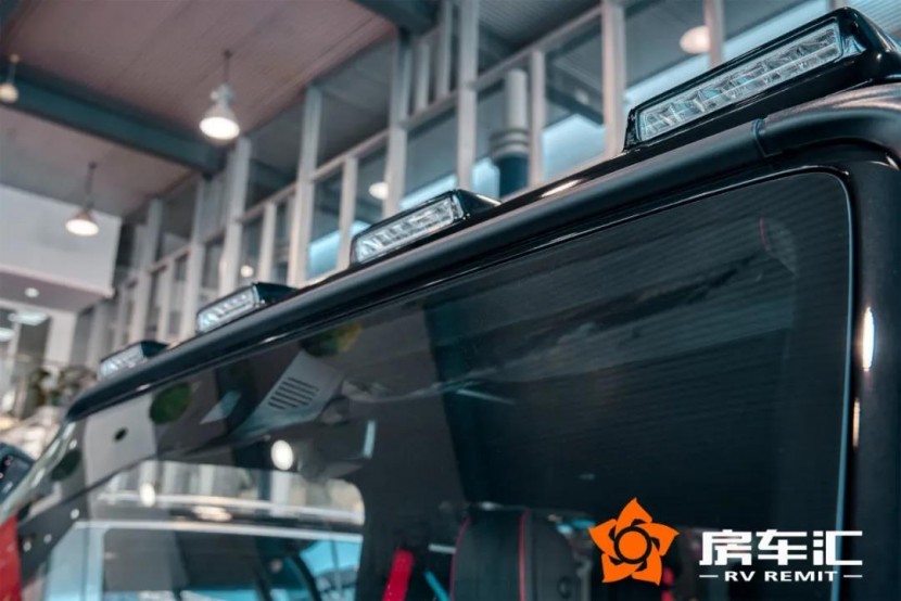 实拍300多万碳纤维打造的奔驰大G，网友：比任何SUV回头率都高11.jpg