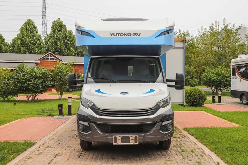 宇通进口依维柯C630尊享版大顶双拓展房车