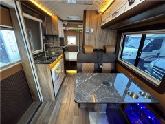 上汽大通 2022款V90长轴高顶B型房车