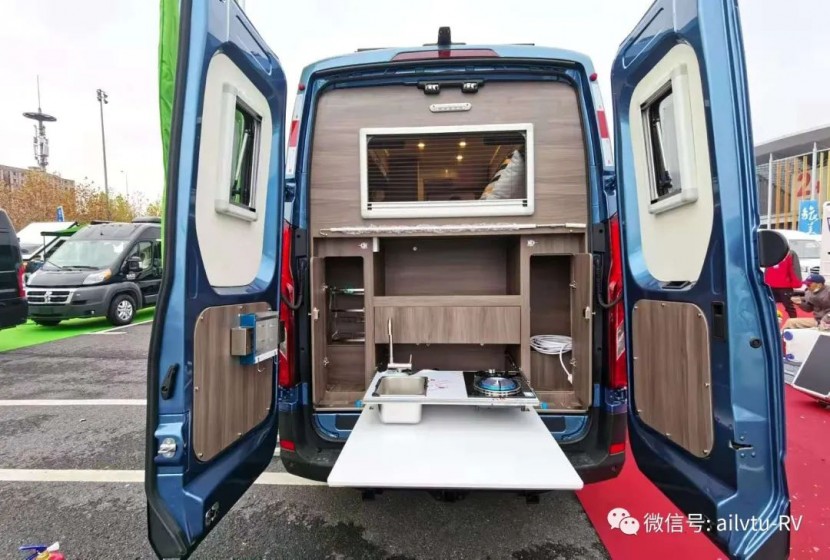 9月2日郑州房车展：爱旅途房车B型，后置厨房设计，让空间感更强！37d31a4114a90c68854df1d934113a2c