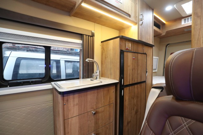 老张定制款——高清实拍2019款顺之旅东风御风白色自动挡B型房车 WLH_5950