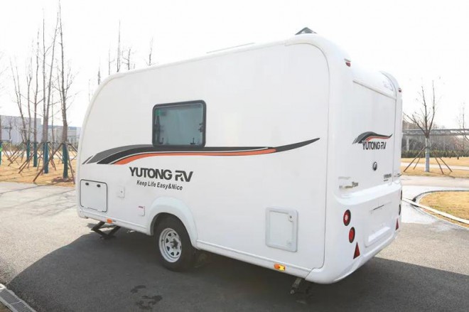 宇通T510上路拖挂(前横床布局)房车710c5597fe6e4aabba357e954ffed34b