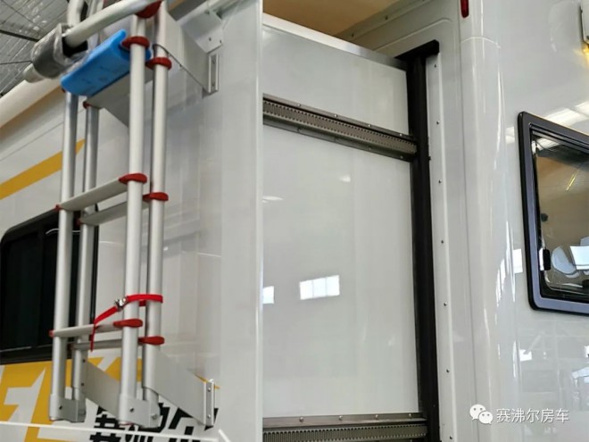 56.8万:赛沸尔C型大额头双拓展房车