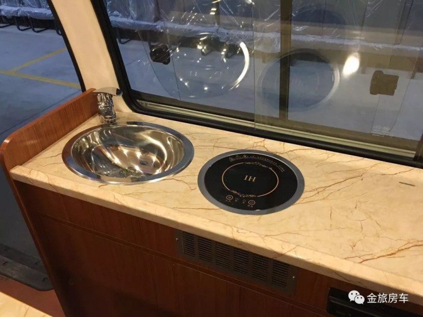 9月2日郑州房车展：金旅房车海狮V5，陪你看不同城市的日落！d84498d2e110ecc97658b5d3e04c5e9f