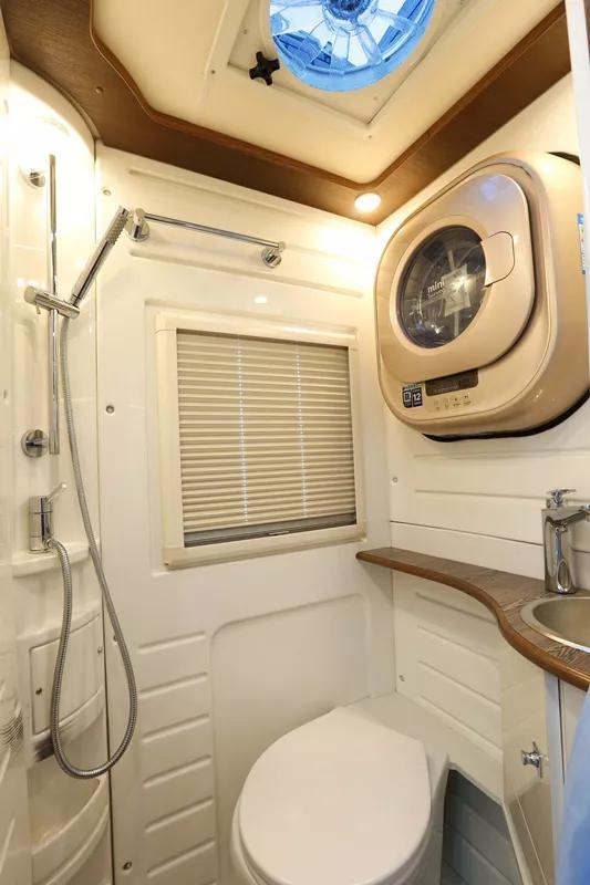 兼具空间与品质，宇通进口依维柯C型大顶双拓展房车2bc54d34e6b744acb45e617f36efab0a