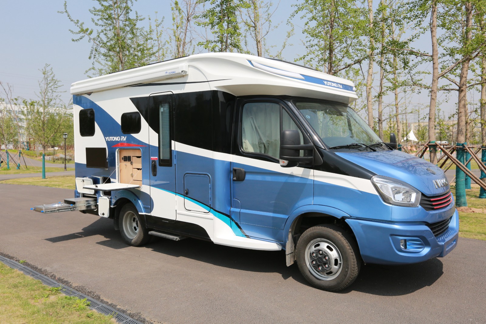 宇通依维柯欧胜自动挡c型房车 c535全新小顶小额头2020款白色