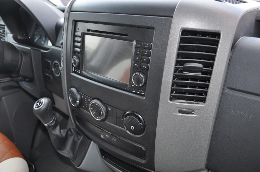 直降50万!独家团购108万即可抢购158万春田奔驰斯宾特524顶配房车 DSC_0213