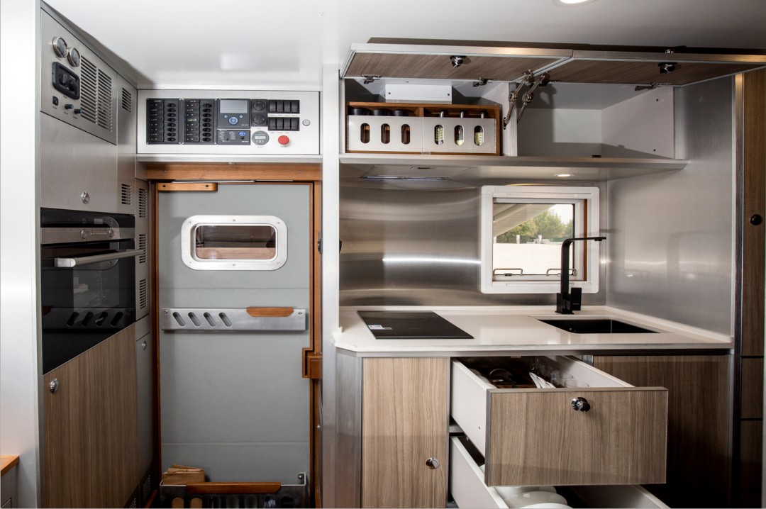 德野诺马迪森man 4×4穿越者m越野房车厨房