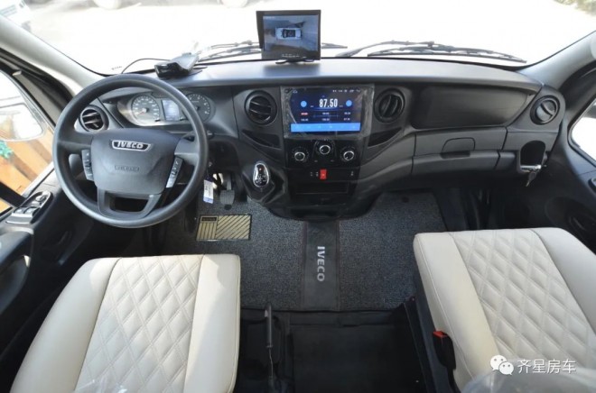 想兼得高通过性+宽敞空间？9月2日郑州房车展，这两款齐星C型升顶房车等您选择！6758af51cf8da44e94a6309d386a9974