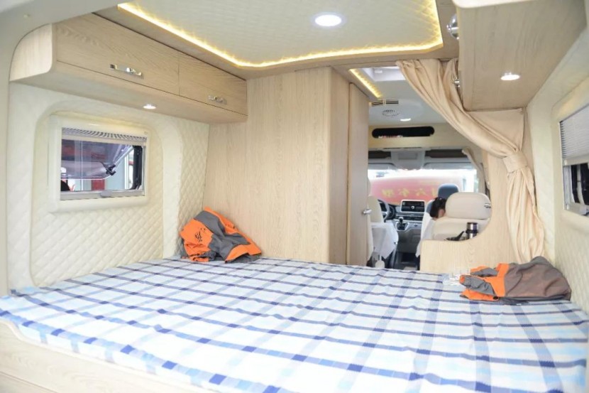 11.23杭州房车展舜宇房车携最新款依维柯C型、现款大通V90B型房车亮相491a26f464d145b29c04db3ce4abd72b