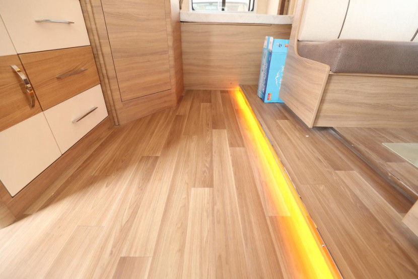 大空间高性价比，华居依维柯自动挡双拓展C型房车1302d5fcb1934832acf6980f0b69fcd0