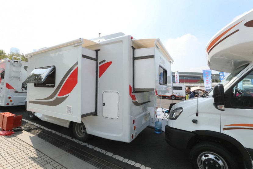 大空间高性价比，华居依维柯自动挡双拓展C型房车41e241624fba49e4b810ae9bdc2d3383