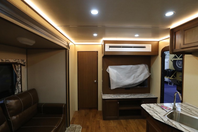 新星房车 美式单拓展露营地拖挂房车 24.8万元 WLH_5971