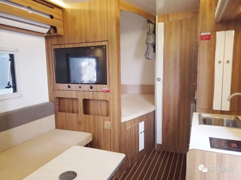 新飞房车不足十万的拖挂现车图片