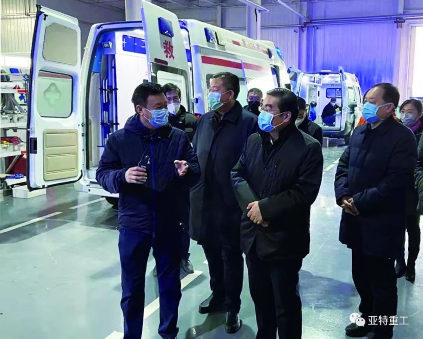 丁绣峰市长视察亚特重工负压救护车生产情况