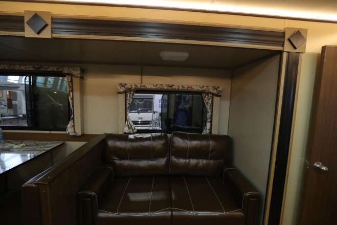 新星房车 美式单拓展露营地拖挂房车 24.8万元 WLH_5917