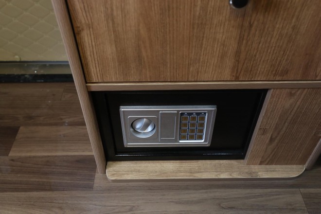 老张定制款——高清实拍2019款顺之旅东风御风白色自动挡B型房车 WLH_5951