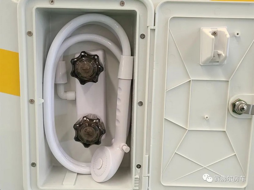 56.8万:赛沸尔C型大额头双拓展房车