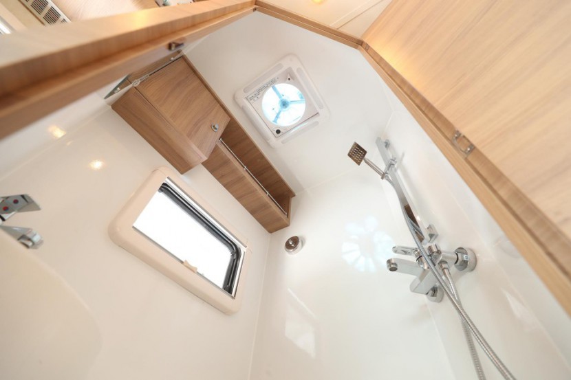 大空间高性价比，华居依维柯自动挡双拓展C型房车fb901ca7057343d7a7a1c8ddc0f1b795