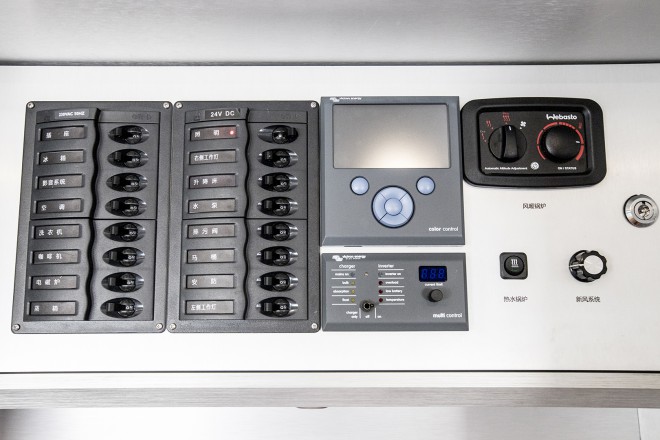 诺马迪森穿越者B洛阳德野高端越野房车德国奔驰4X4配电盘