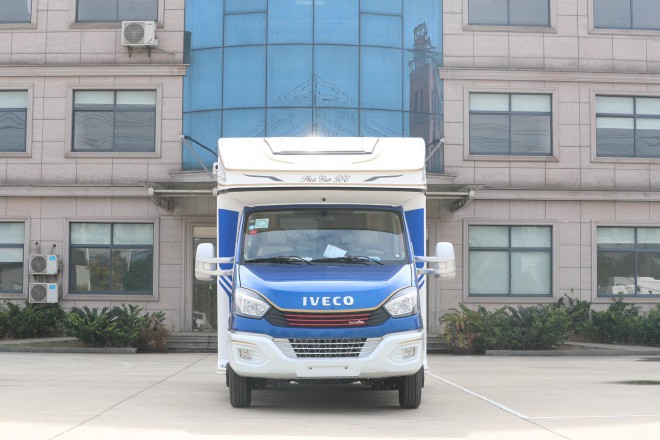 拎包入住：华云途骏依维柯后拓展C型房车，高颜值强大配置、洗衣机152L冰箱840Ah电瓶组等