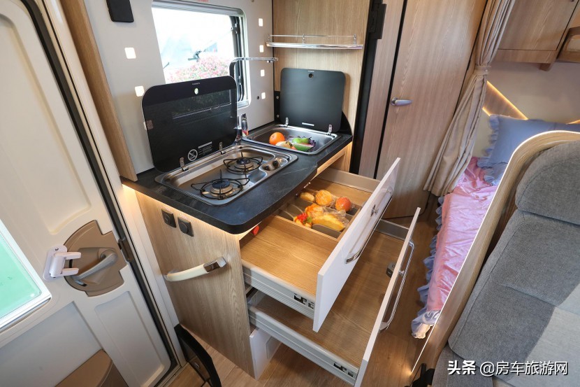 年终大促来袭!铂驰房车“大放价”!疯狂让利中,快来抢购吧~铂驰房车旅行家尊享版C型大额头无拓纵置上下床款